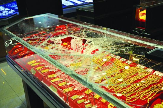 江西一家金店遭洗劫 150万元黄金2分钟内被抢走