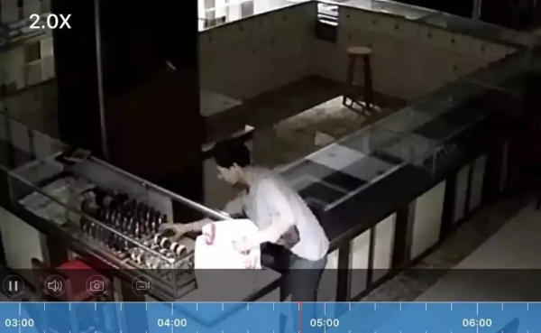 近日、广东东莞凤岗一家珠宝店深夜被盗，媒体披露作案全过程,令人震惊！