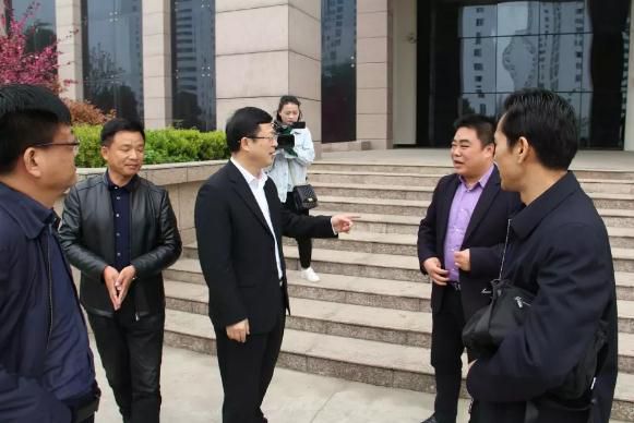 信阳市委政法委赴遂平县考察学习河南安联保安公司专职巡防大队工作